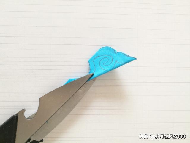 幼儿园剪纸手工，一张正方形纸剪出一个简单的团花，有教程