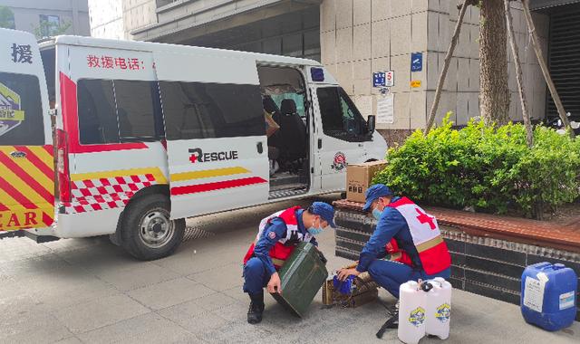 郑州一公益救济队就地为社区灭菌消杀，面积达上万平方米