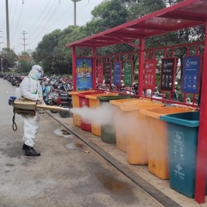 郑州一公益救援队就地为社区灭菌消杀，面积达上万平方米