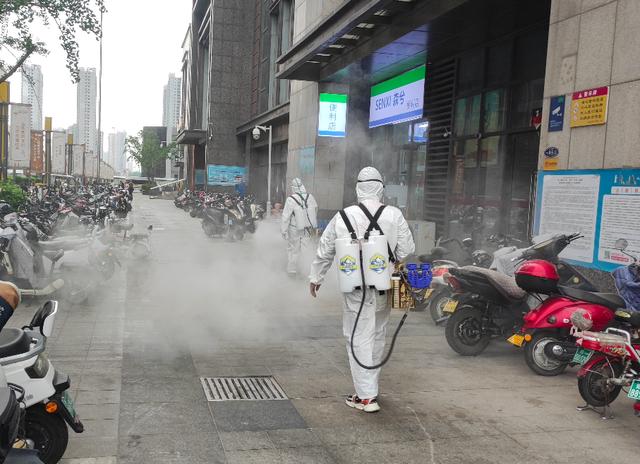 郑州一公益救济队就地为社区灭菌消杀，面积达上万平方米
