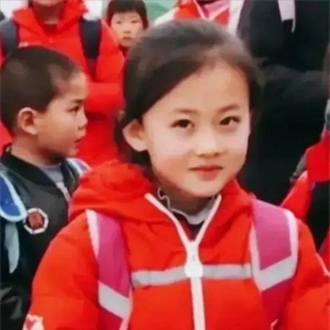 宁夏7岁女孩因一张笑脸走红，父母为她婉拒100万签约：网红一时风光，知识却终身受用