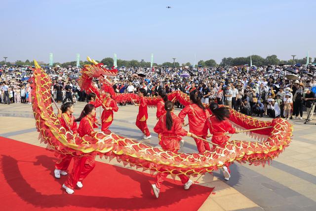 徐州展开“端午风俗文化大集”活动，赛龙舟、舞龙舞狮等延续退场