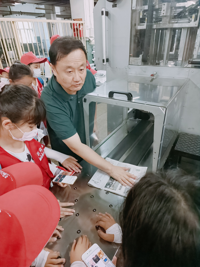 探秘报纸的印刷流程，新京报小记者走进工人日报社印刷厂