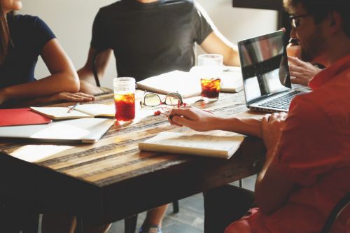 startup_meeting_brainstorming_business_teamwork_team_people_office-764425