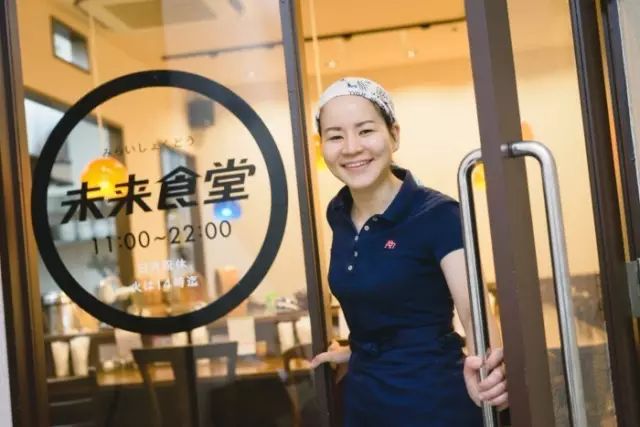 每天只卖一道菜，吃饭不要钱，每周就上五天班竟然还能月入120万，疯了吗？