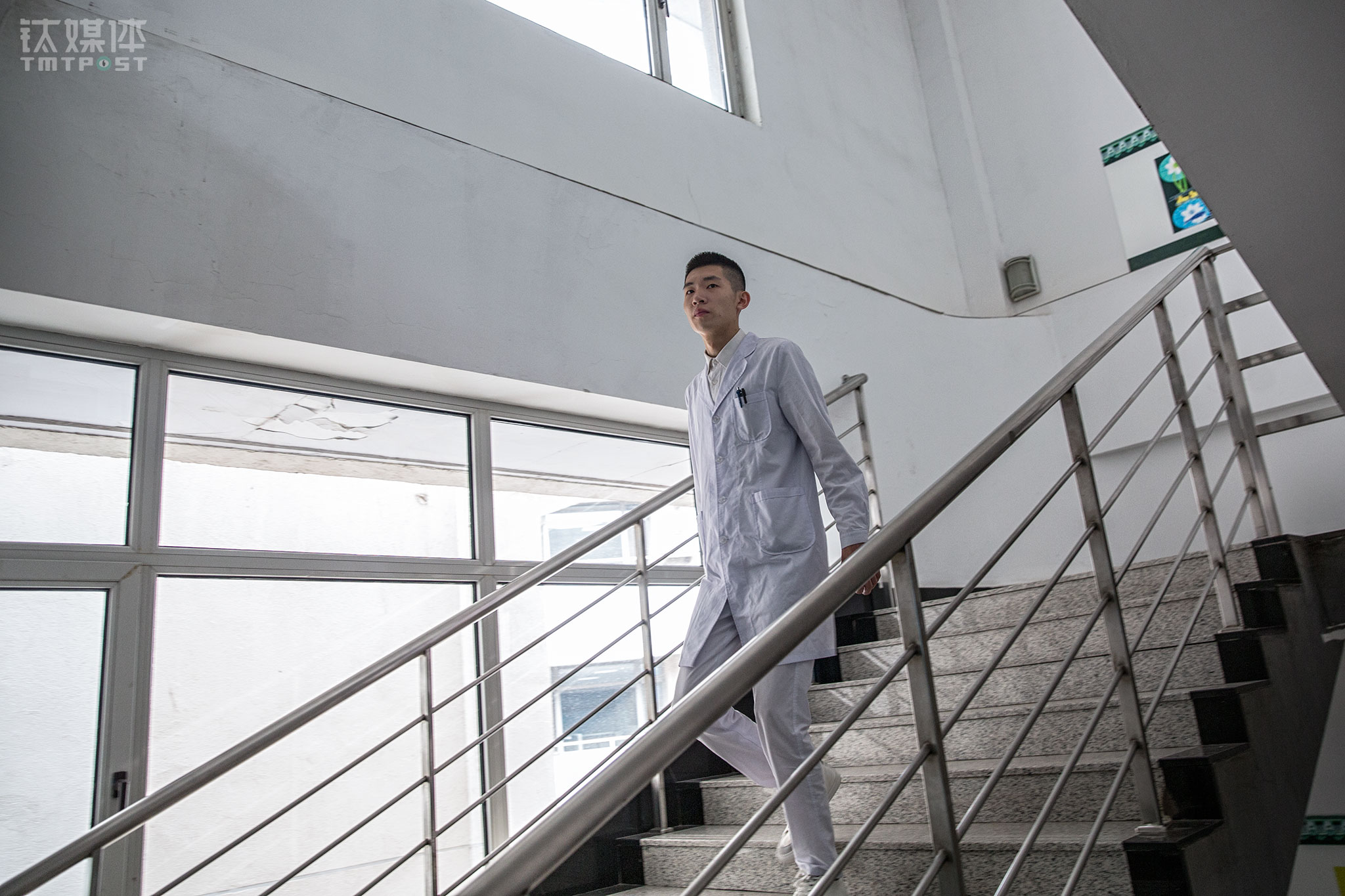 浩坤本年 19 岁，来自黑龙江，是天津一家病院住院部的实习护士。他每天早上 7 点上班，下午 5 点下班，工作职责是整理病床、照顾病人打针换药。