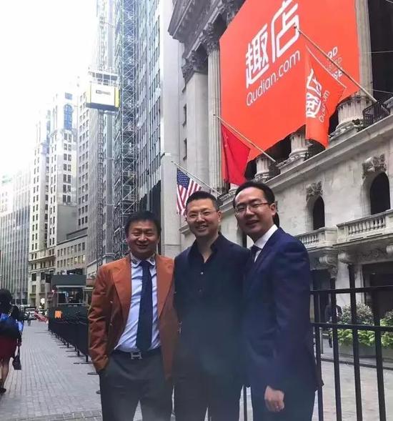从左至右别离为昆仑万维董事长周亚辉、趣店集团创始人罗敏、源码本钱创始人曹毅