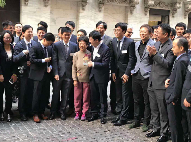 王小川笑拥母亲：别激动 搜狗IPO只是对过去十四年的总结