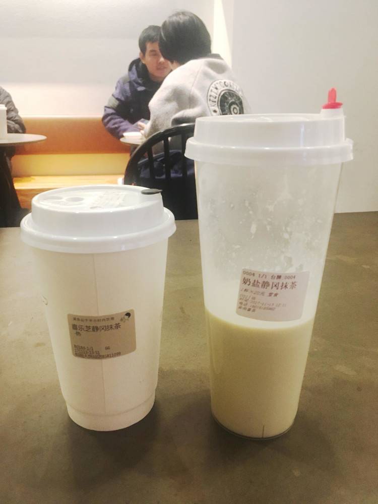 喜茶（左）和金尚喜茶的芝士静冈抹茶