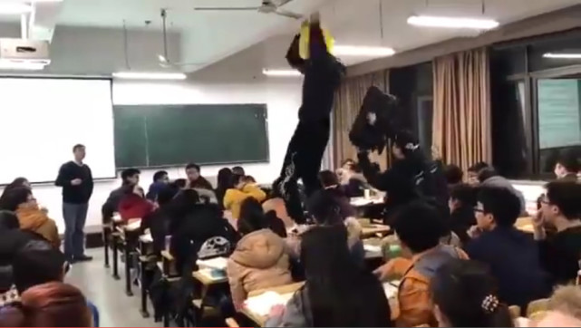直播行业乱象，捣乱、暴食和送命，都是为钱？